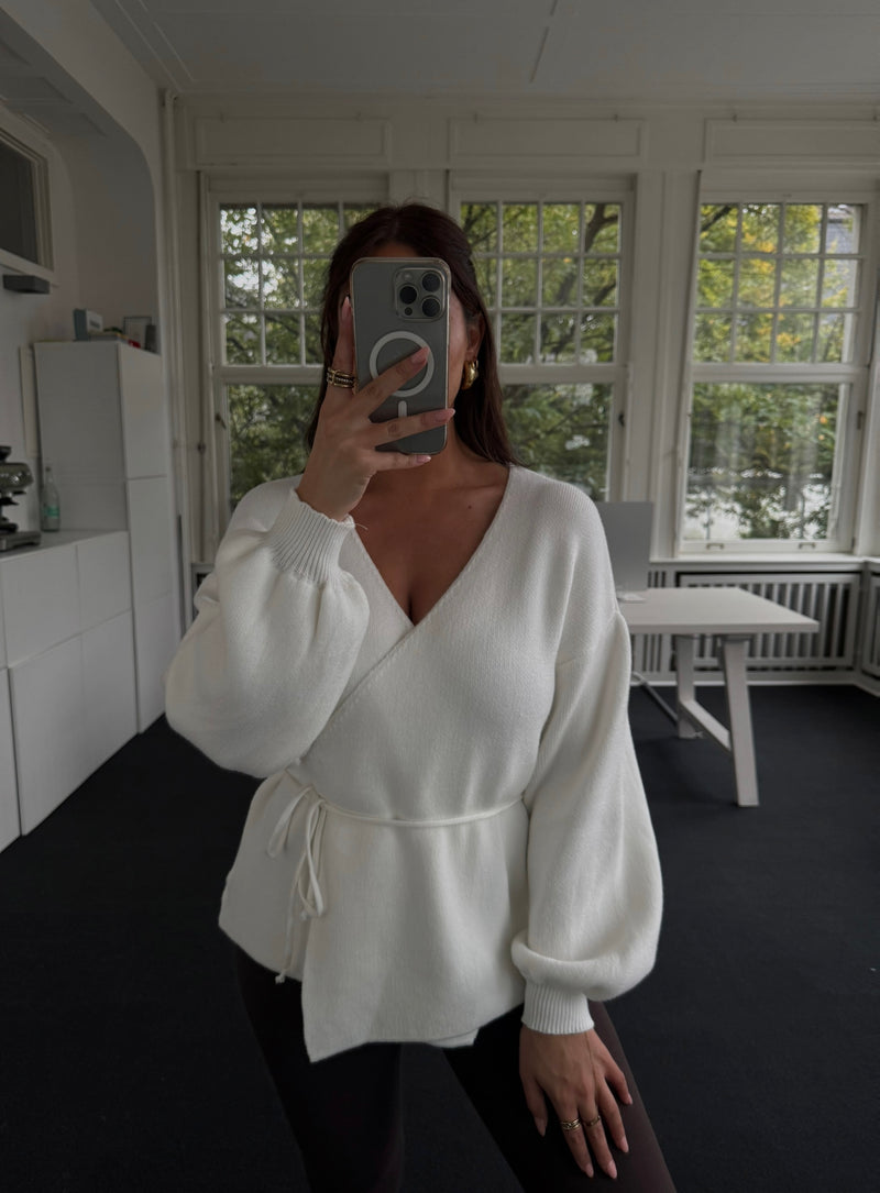 Wunderschönes Wickeloberteil mit Ballonärmeln – super soft & bequem cremeweiss